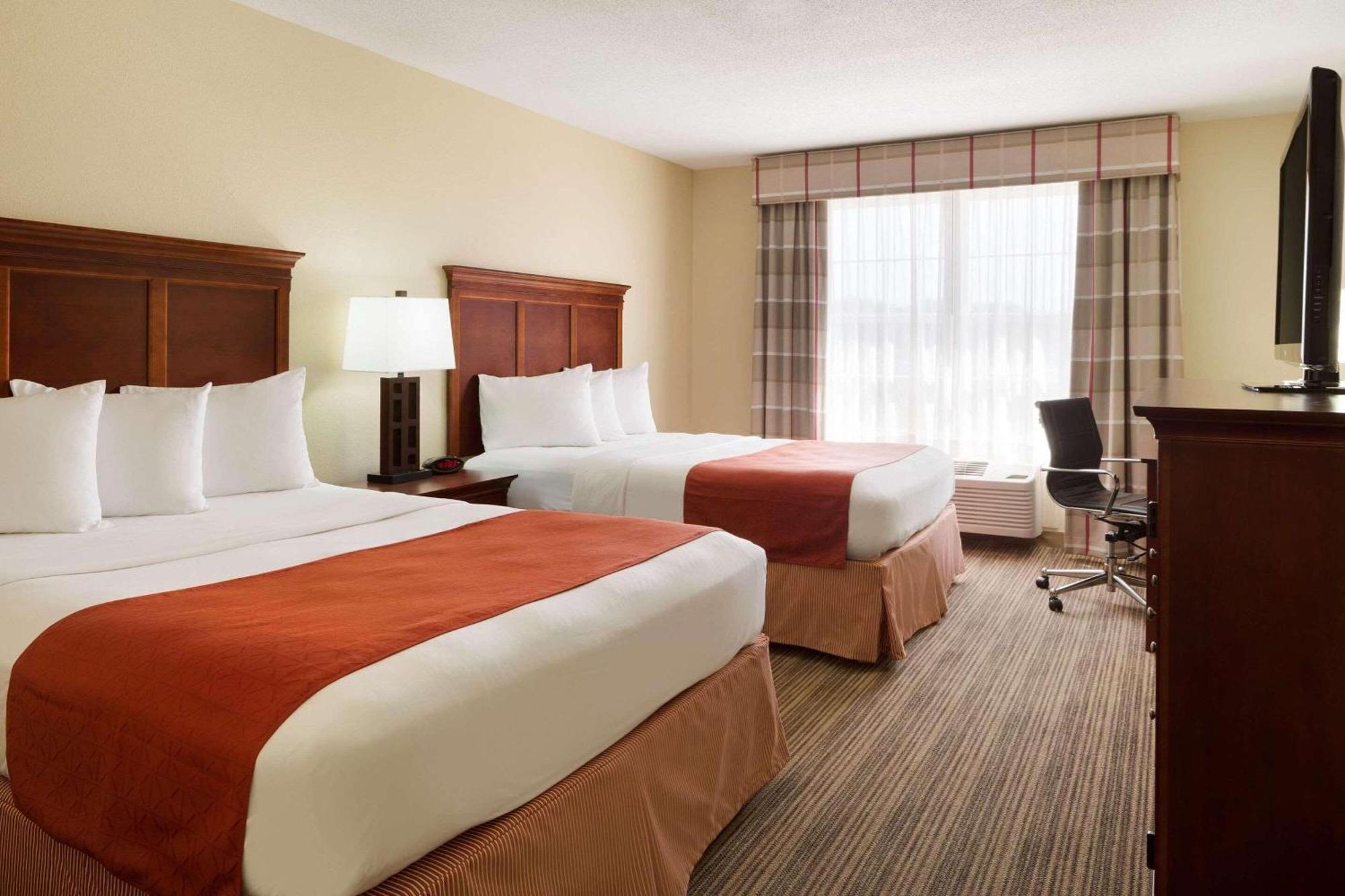 Country & By Radisson, Macedonia, Oh Hotel