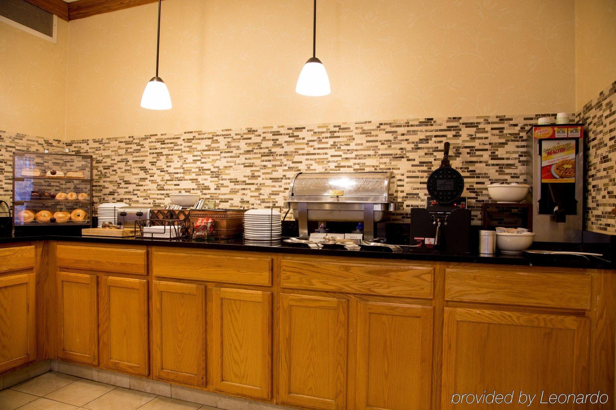 Hotel Country & By Radisson, Macedonia, Oh 3*